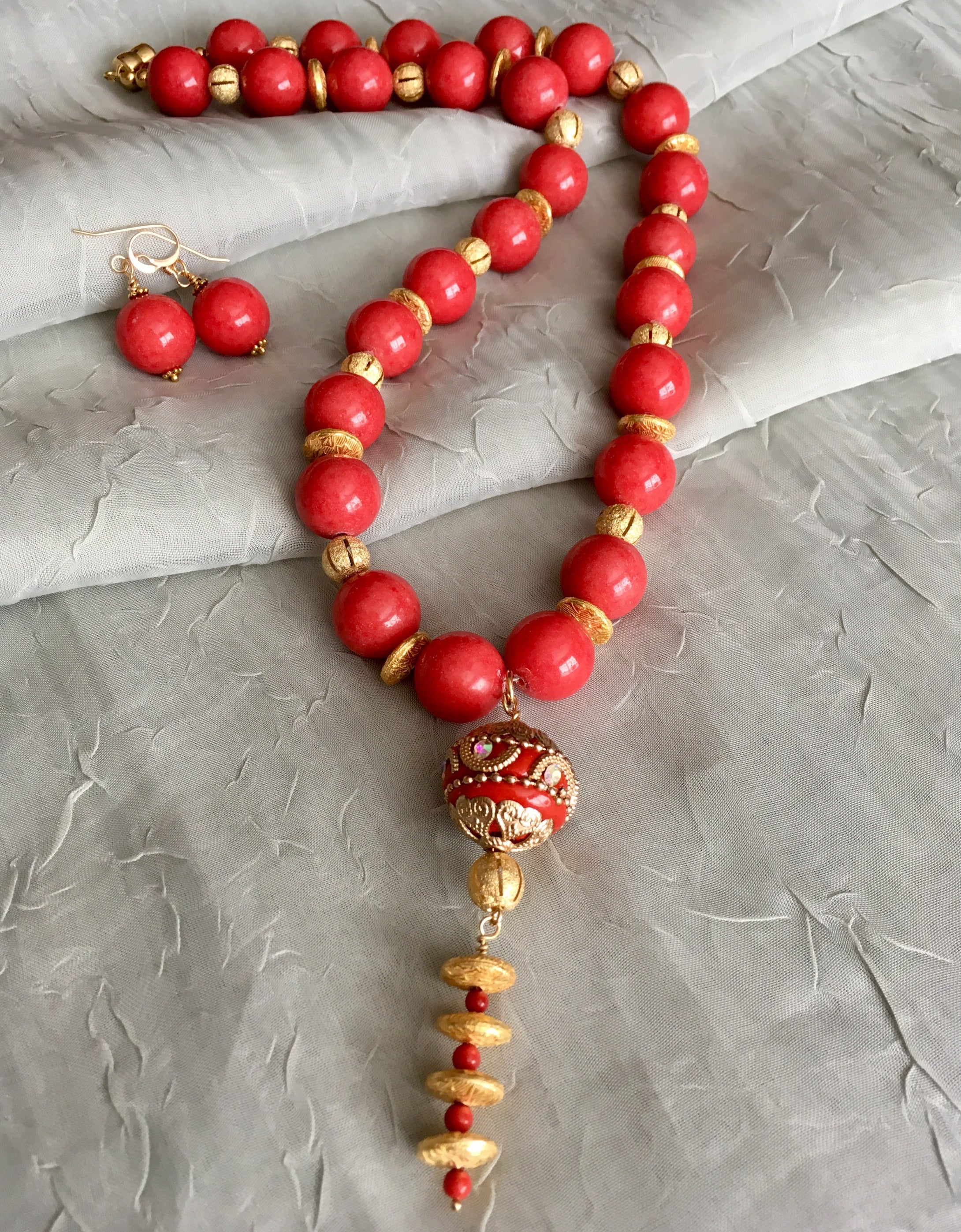 Coral Red Mountain Jade, 22 kt Gold Plated Beads, Coral 21